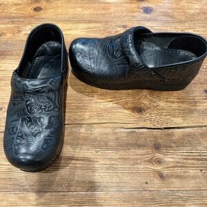 Dansko Professional Black Tooled Clog Mule Leather Women's EU Size 37(6.5-7) EUC